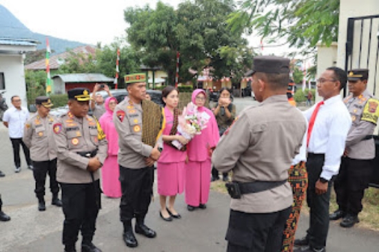 Keren, Polres Matim, Sambut Kedatangan Kapolda NTT dengan Ritual Adat Manggarai