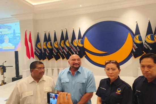 Julie S. Laiskodat Serahkan Rekomendasi De Gadjah-Putu Agus Suradnyana