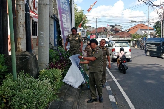 Wujudkan Kota Bersih dan Tertib Satpol PP Denpasar Kembali Tertibkan Baliho dan Spanduk di Fasilitas Umum
