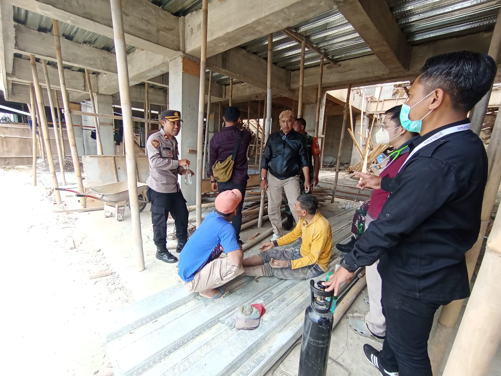 Polsek Kintamani Evakuasi Pekerja Bangunan Tertimbun Longsor