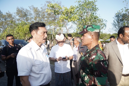 Bersama Menko Marves, Pangdam Mayjen Zamroni Tanam Mangrove