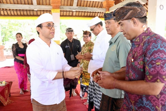 Wali Kota Jaya Negara Kembali Serahkan Kartu BPJS Ketenagakerjaan bagi Klian Adat se-Kecamatan Denpasar Utara dan Barat