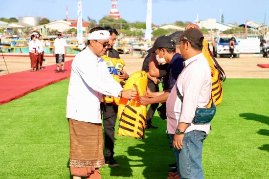 Wali Kota Jaya Negara Serahkan “Life Jaket” Kepada Nelayan, Serangkaian Peringatan Harbunas Tahun 2024 di Denpasar