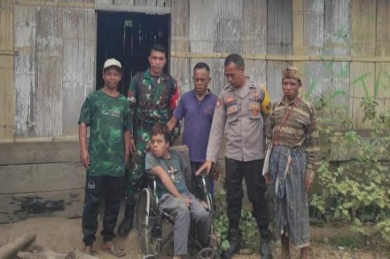 Hatinya Mulia, Seorang Polisi Yang Bertugas di Polres Manggarai Timur, Rela Minta Kursi Roda Bekas untuk Bantu Anak Lumpuh
