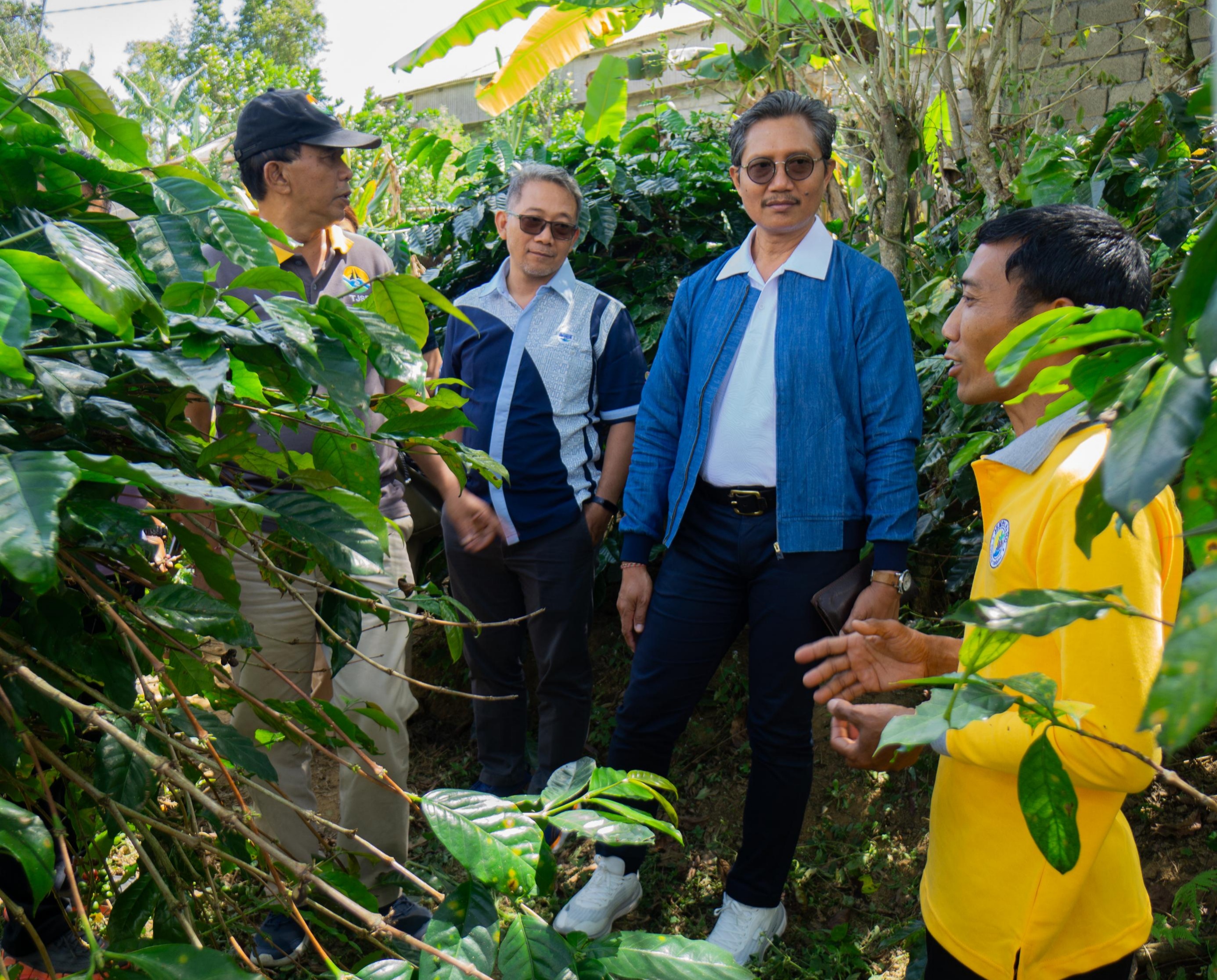 AQUA Mambal dan Forum TJSP Badung untuk Konservasi Air Bali berkolaborasi Wujudkan Program Jasa Lingkungan untuk Budidaya Kopi AgroforestrI Jempanang Lestari