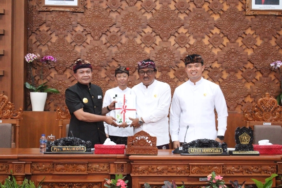Pjs. Wali Kota Dewa Mahendra Sampaikan Ranperda APBD Kota Denpasar Tahun 2025, Pendapatan Daerah Dirancang Sebesar Rp.2,71 Triliun Lebih