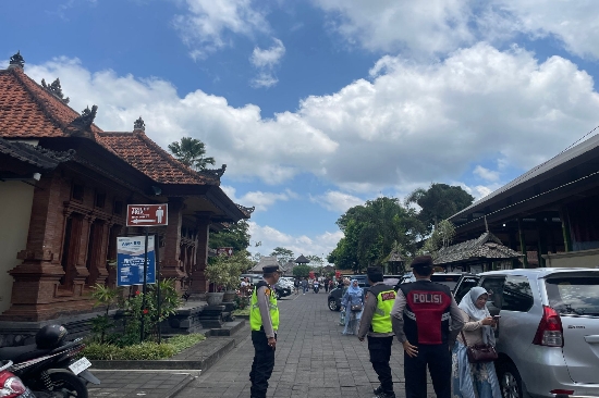 Beri Rasa Aman kepada Pengunjung, Pawas Bersama Anggota Sambangi Obyek Wisata Penglipuran