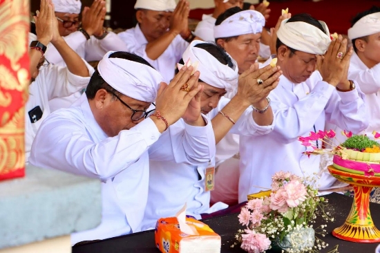 Sekda Alit Wiradana Hadiri Karya Pengratep dan Padudusan Alit Pura Bhagawan Penyarikan Banjar Kertha Petasikan Desa Sidakarya