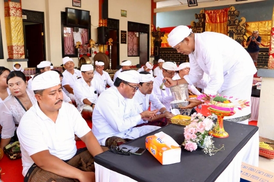 Pemkot Denpasar ‘Ngaturang Bhakti Pujawali’ di Pura Luhur Uluwatu