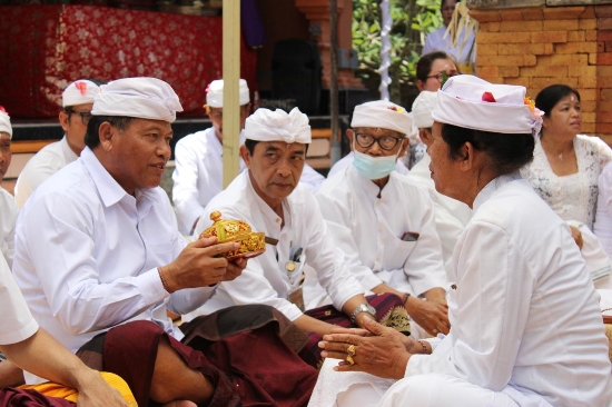 Sekda Alit Wiradana Hadiri Pujawali Pura Dalem Bugbugan Ulun Danu Oongan