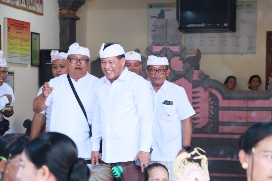 Kuatkan Adat dan Budaya, Sekda Alit Wiradana Hadiri Pujawali di dua Lokasi Banjar