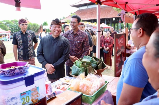 Sekda Alit Wiradana Buka Pasar Rakyat Kelurahan Panjer Upaya Tekan Laju Inflasi, Sediakan Beragam Produk UMKM Lokal Unggulan
