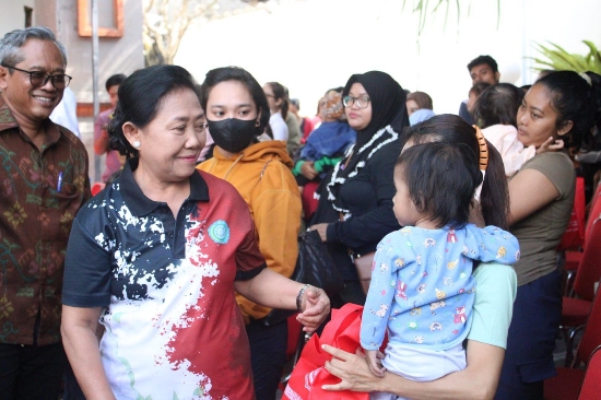 . PKK Kota Denpasar Serahkan Ratusan Paket Bantuan PMT di Kecamatan Denut dan Denbar