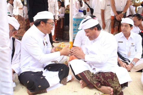 Pemkot Denpasar Ngaturang Bhakti Penganyar Di Pura Tuluk Biyu Batur Dan Pura Hulundanu Batur