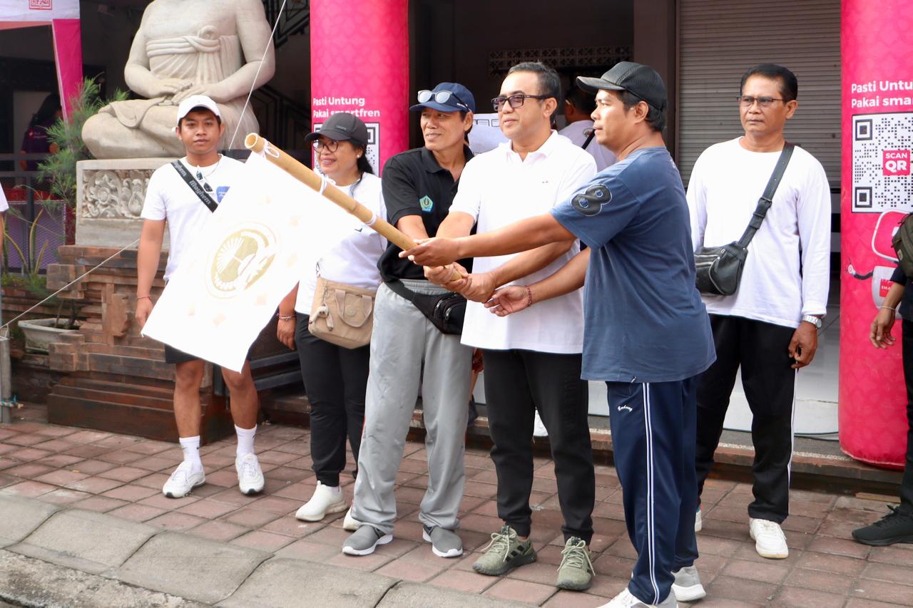 Wali Kota Jaya Negara Lepas Jalan Santai Serangkaian HUT STT Bina Putra Banjar Laplap Tengah Penatih Dangin Puri