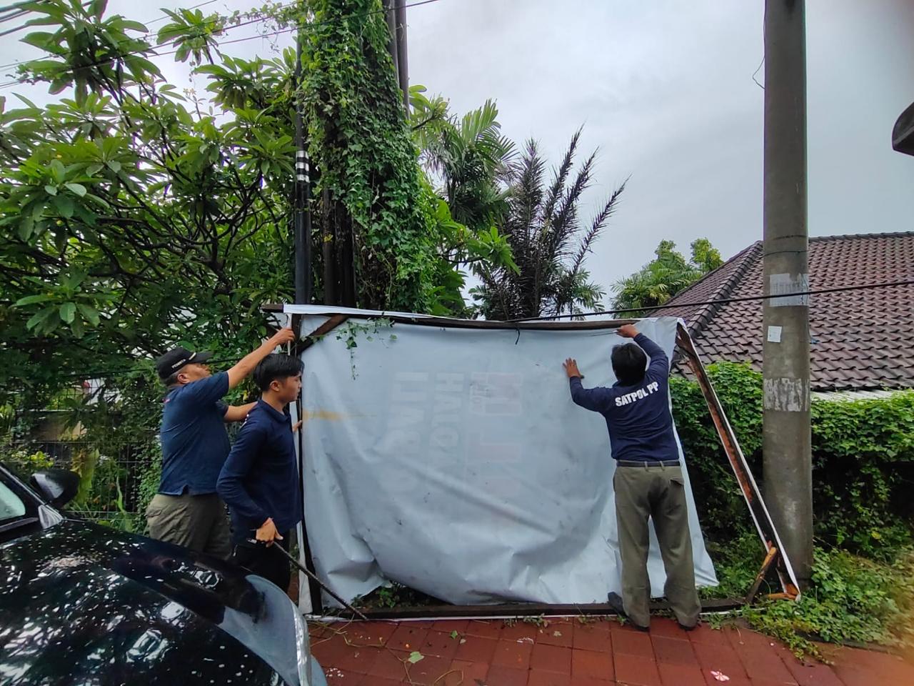 Satpol PP Kota Denpasar Tertibkan Baliho dan Spanduk, Wujudkan Keindahan Wajah Kota