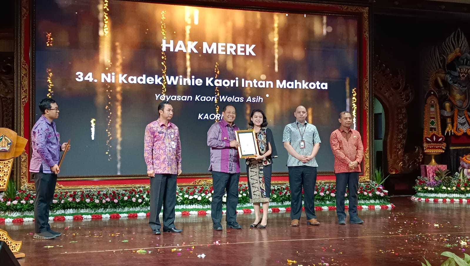 Pj. Gubernur Bali Serahkan Dua Sertifikat Merek ke Winie Kaori Buat YKWA dan Minyak Goreng