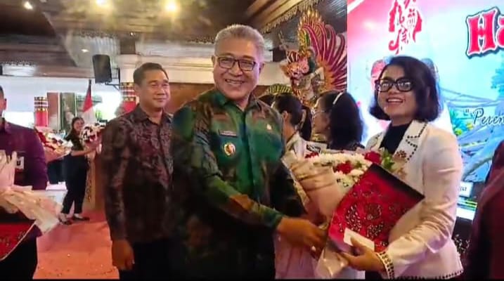 Pj. Bupati Gianyar Apresiasi Winie Kaori Serahkan Penghargaan Gender Champion PUG, saat Puncak PHI ke-96