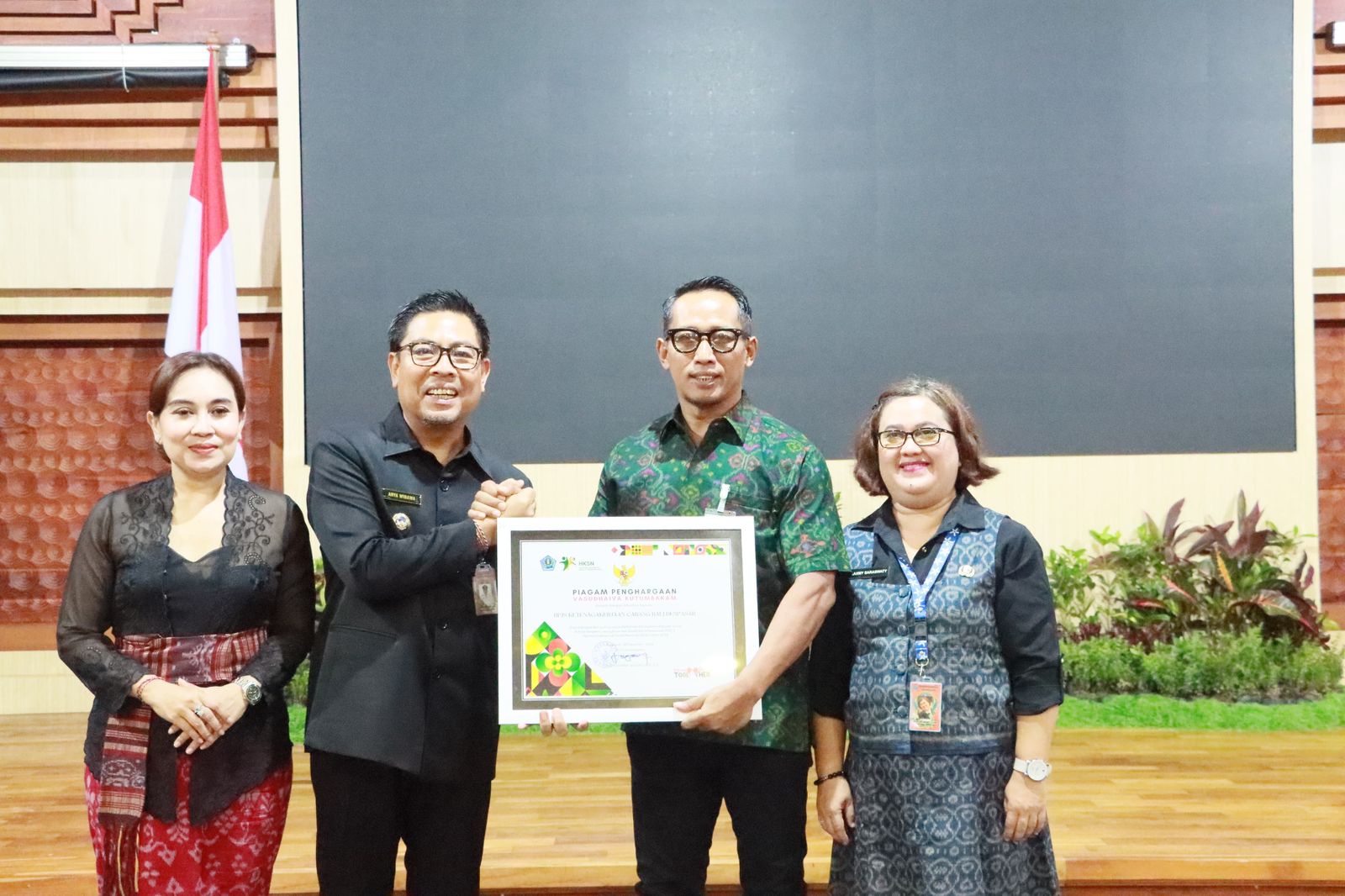 Kuatkan Semangat Gotong Royong, Jalin Erat Kebersamaan, Wawali Arya Wibawa Serahkan Piagam Penghargaan Vasudhaiva Kutumbakam