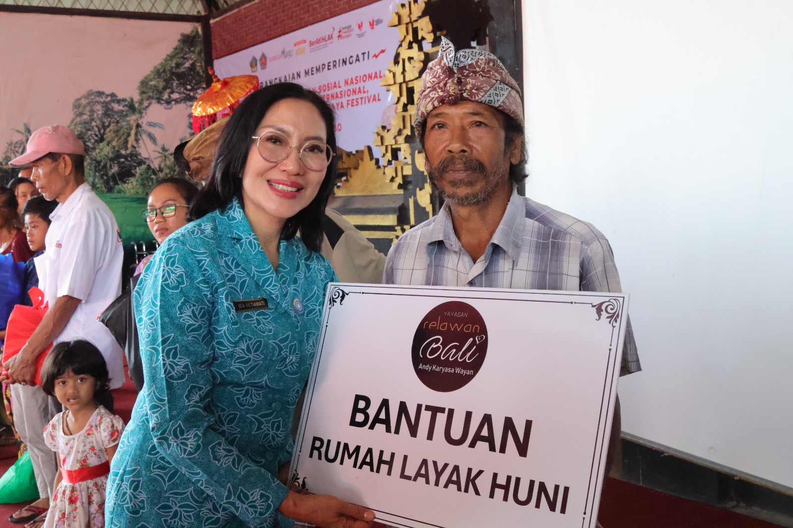 Peringatan Hari Kesetiakawanan Sosial, Pemprov Bali ‘Ngerombo’ Serahkan Bantuan Sosial kepada Masyarakat