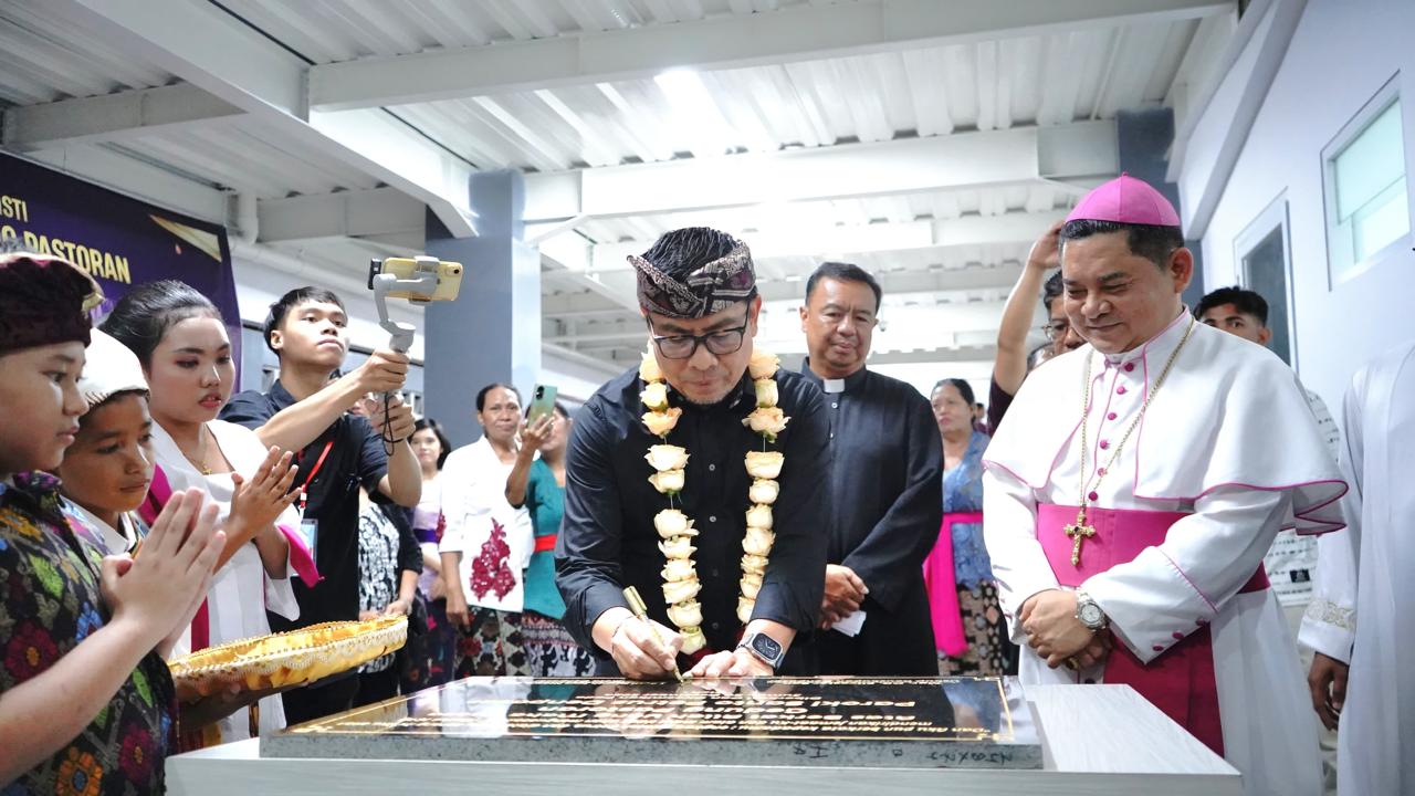 Wawali Arya Wibawa Resmikan Gedung Pastoran Gereja Katolik Santo Petrus
