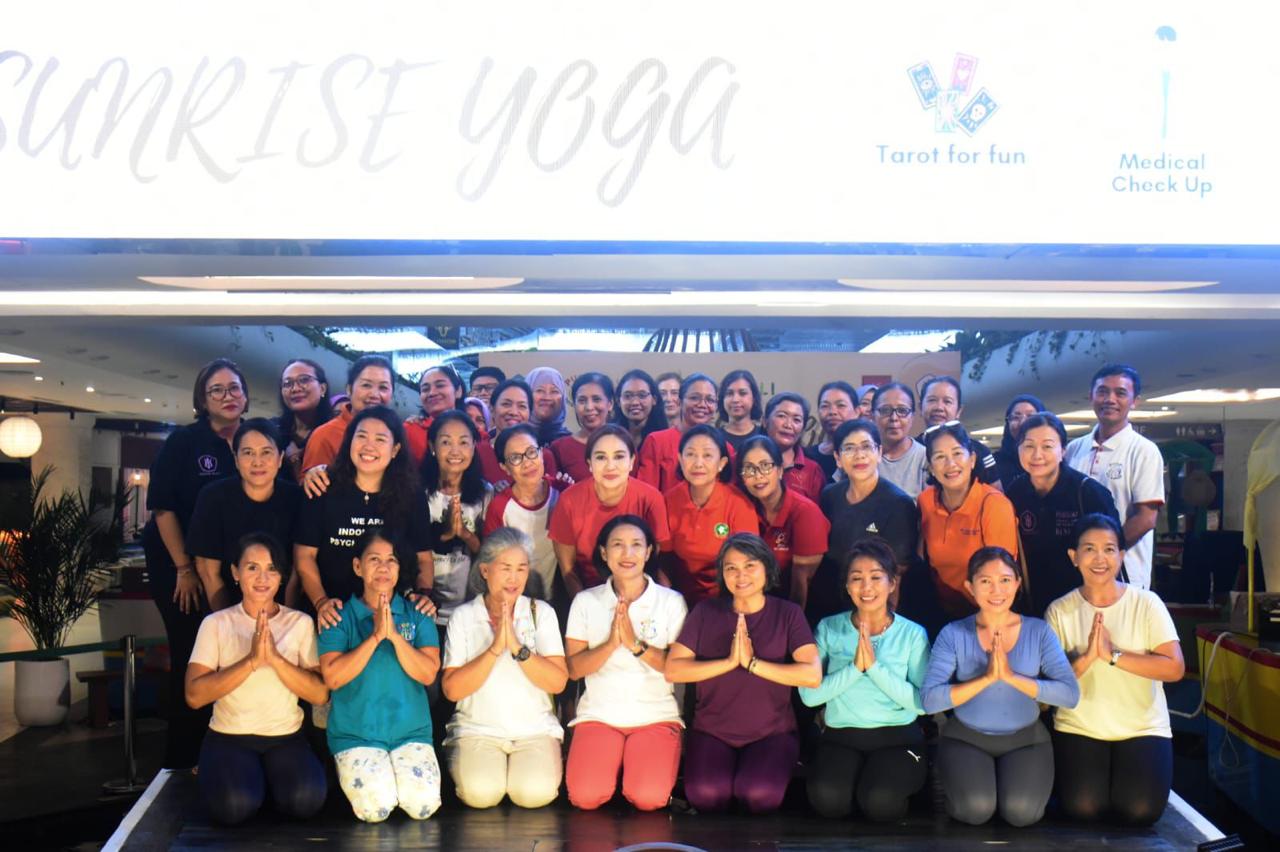 Serangkaian Peringatan Hari Ibu, Ketua FK Puspa Kota Denpasar, Ny. Ayu Kristi Arya Wibawa Ikuti Sunrise Yoga