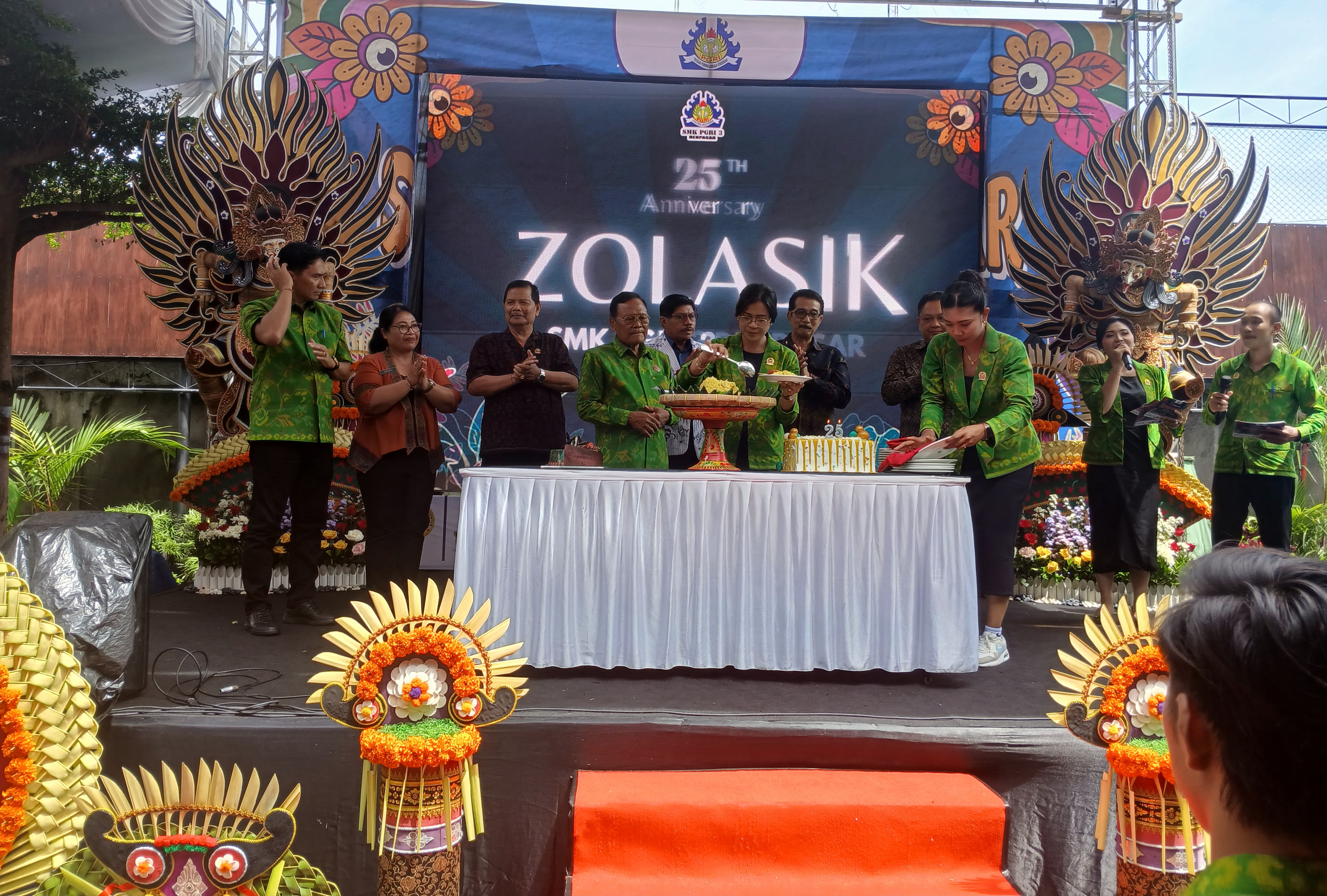 Rayakan Pesta Perak SMK PGRI 3 Denpasar, Rai Mantra: Regenerasi Manajemen adalah Semangat Baru dan Harapan Baru