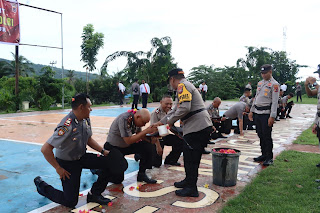 Kapolres Manggarai Timur Pimpin Upacara Kenaikan Pangkat 13 Anggota Personel