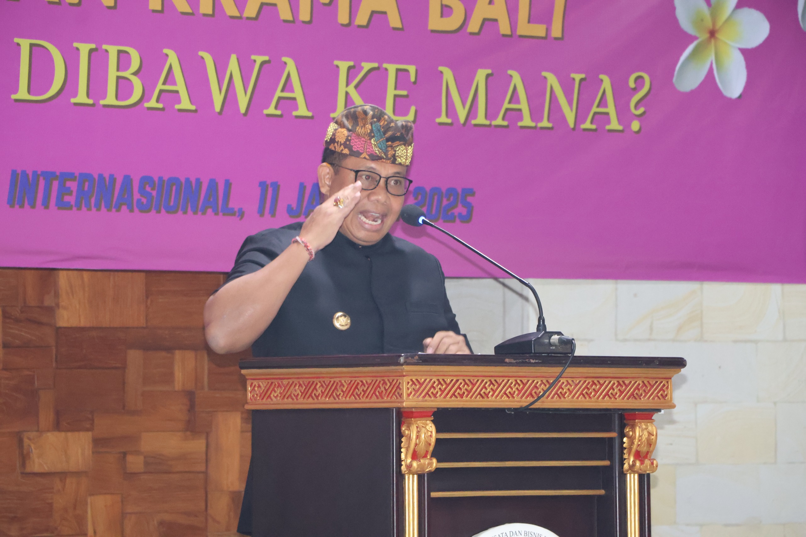 Pj. Gubernur Bali S.M. Mahendra Jaya Resmi Membuka Mahasabha II Paiketan Krama Bali