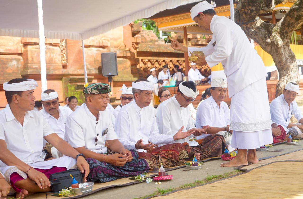 Pemkot Denpasar Gelar Persembahyangan Peringati Tumpek Wayang