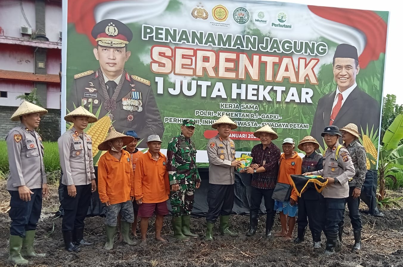 Gerakan Swasembada Pangan, Danramil 1611-07/ Denbar Pimpin Penanaman Bibit Jagung 1 Juta Hektar