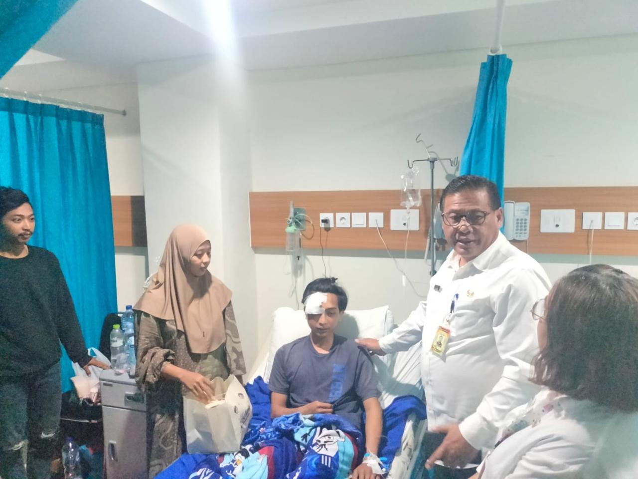Sekda Alit Wiradana Jenguk Korban Musibah Tanah Longsor yang sedang Jalani Perawatan