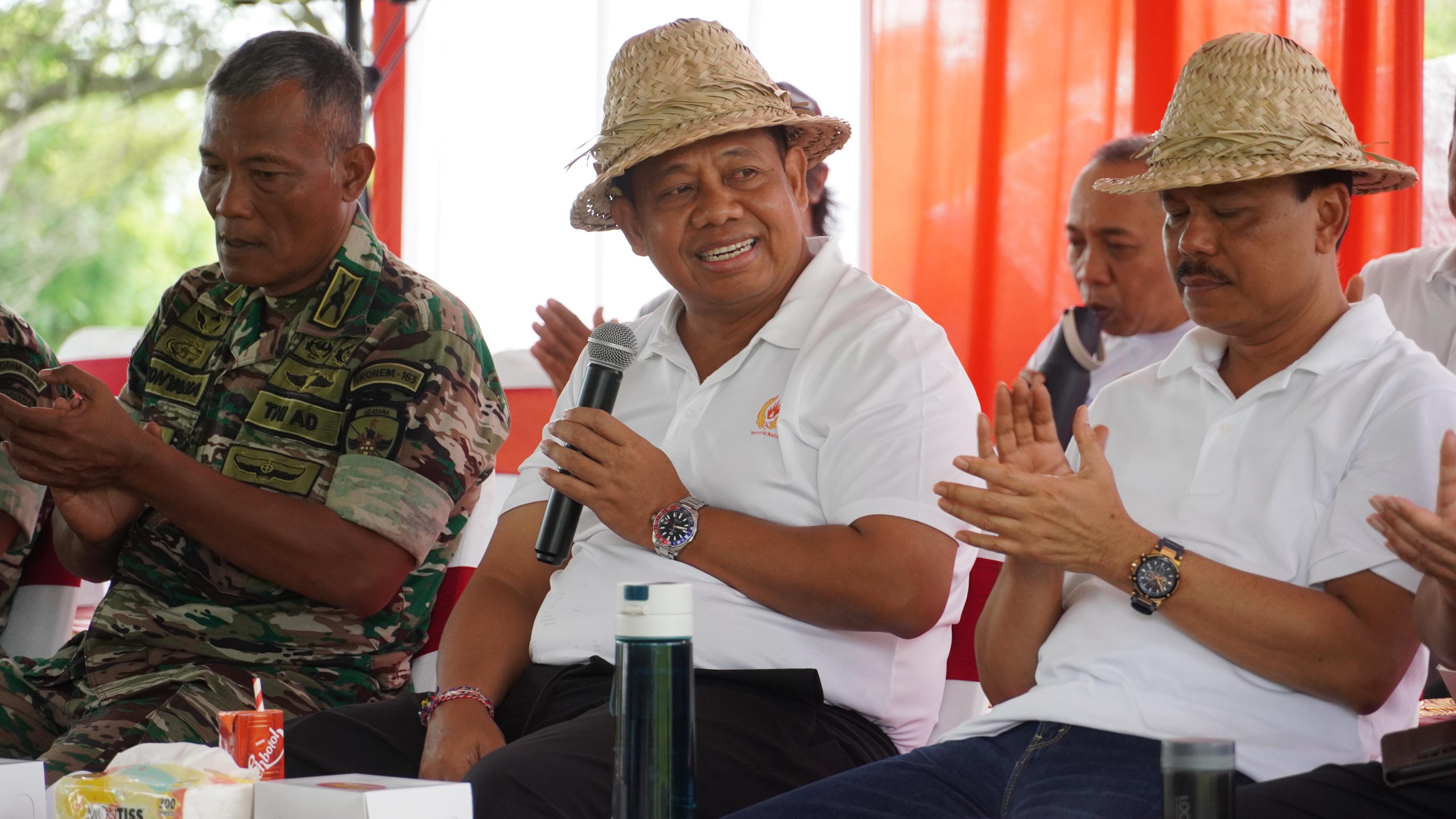 Pj. Gubernur Bali Bersama Masyarakat Des Bugbug Lakukan Gerakan Tanam Padi Gogo