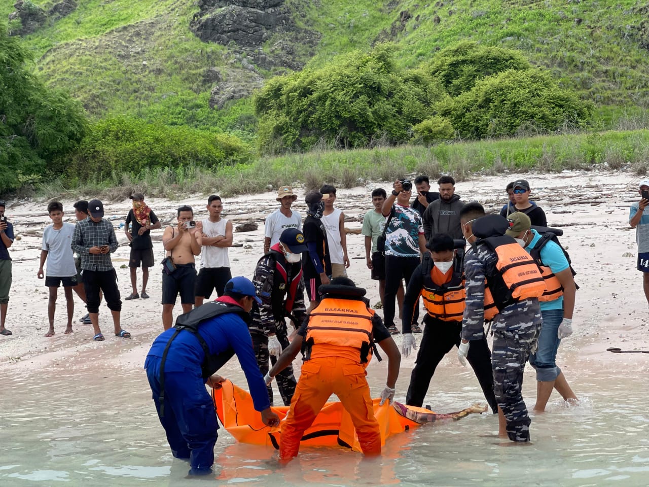 Tim SAR Evakuasi Jasad Perempuan tanpa Identitas di Perairan Pulau Padar