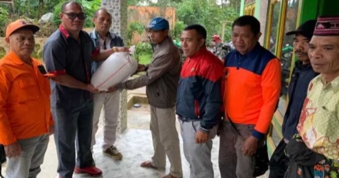 Peduli Terhadap Sesama, Ketua DPRD Matim dan BPBD Serahkan Bantuan Kepada Korban Tanah Bergerak di Benteng Riwu