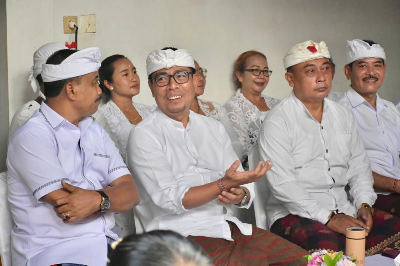Wawali Arya Wibawa Hadiri Upacara Ngingsah di Pura Paiobon Penyarikan, Tegallantang