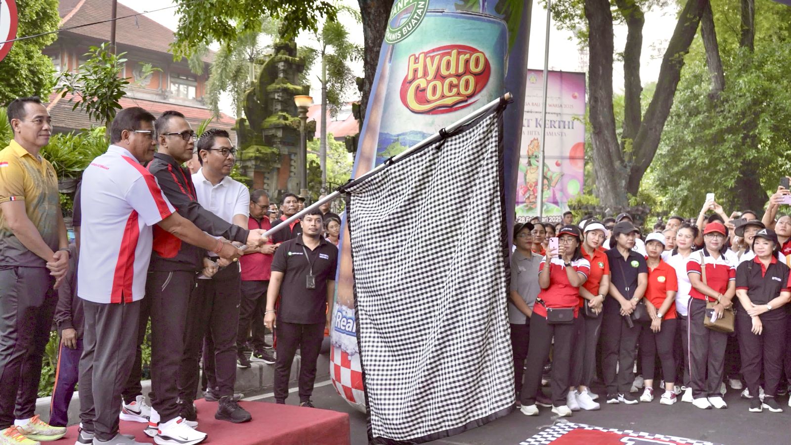 Wali Kota Jaya Negara Lepas Jalan Sehat Hut ke-237 Kota Denpasar