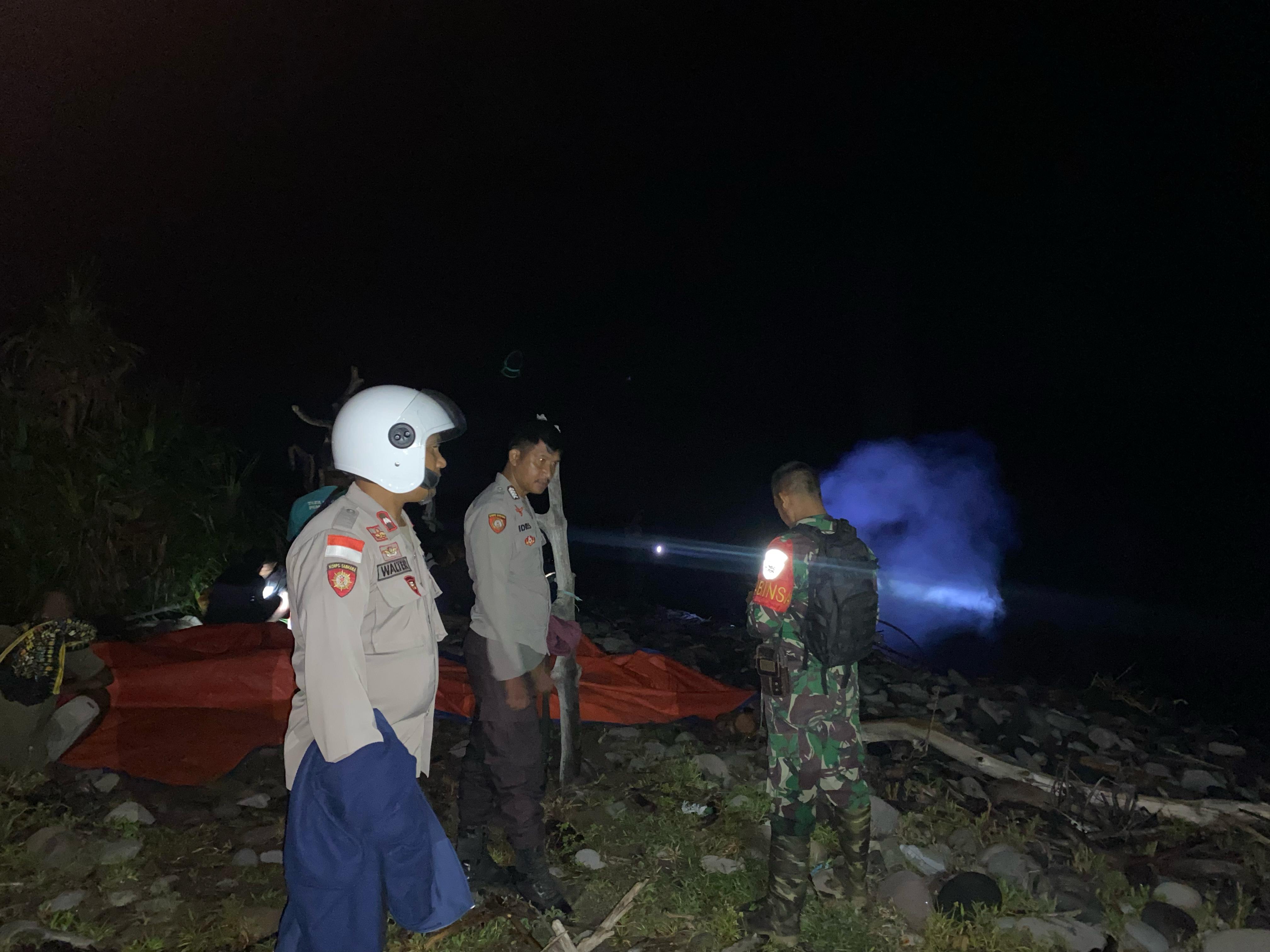 Polisi -TNI dan Masyarakat Melakukan Pencarian Korban Tenggelam di Pantai Roda Lembor Selatan