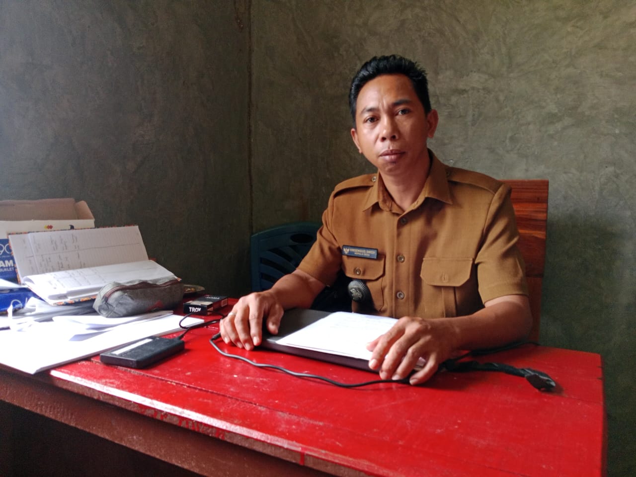 Kepala Desa  Golo Tantong Beri Bantuan bagi Pengobatan Sunarti Wahyunita