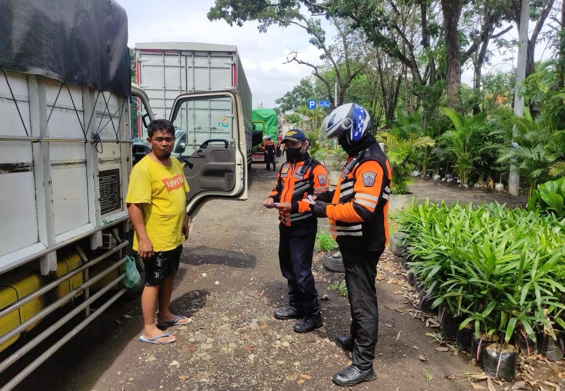 Bikin Kumuh dan Biang Kemacetan, Dishub Denpasar Tertibkan Truk Parkir Sembarangan di Kawasan Patung Titi Banda