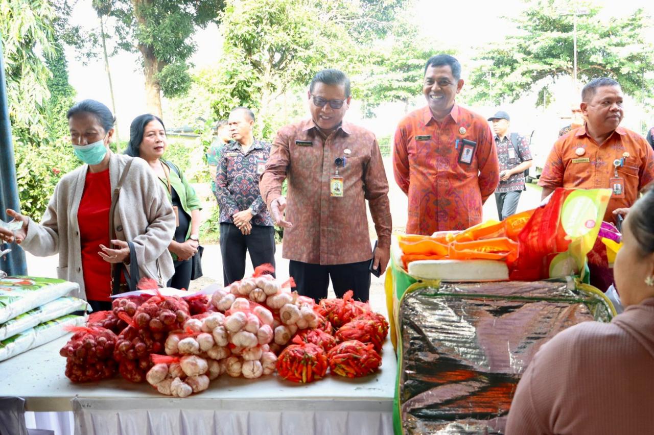 Sekda Alit Wiradana Tinjau Pasar Murah Serangkaian HUT ke-237 Kota Denpasar, Pastikan Stabilitas Harga Bahan Pokok
