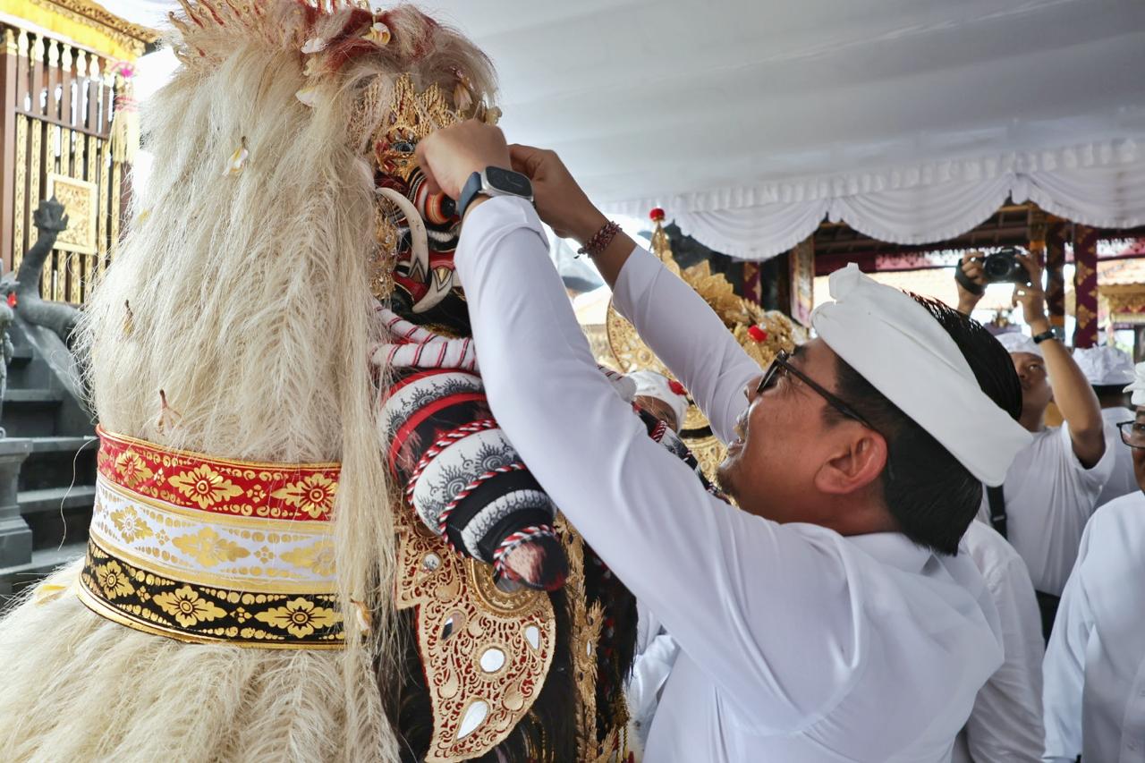 Wawali Arya Wibawa Hadiri Karya Ngeratep, Melaspas lan Pasupati di Pura Dalem Penataran Suwung Desa Adat Kepaon