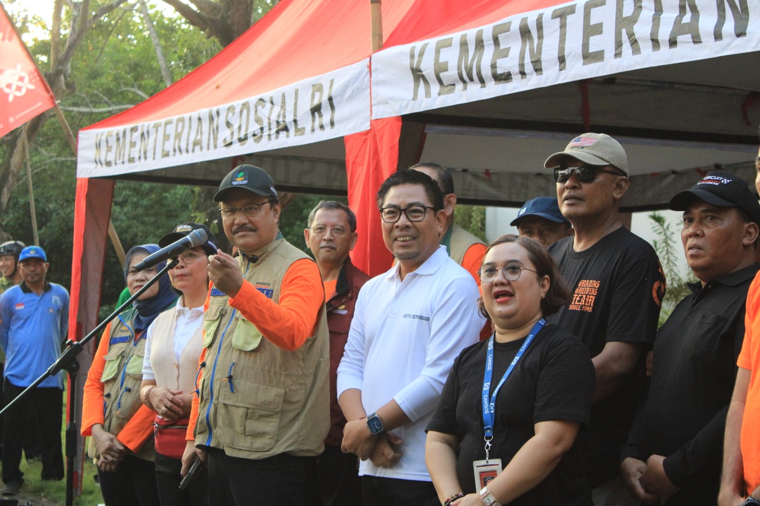 Kerja Bakti bersama Kemensos di Kawasan Mangrove Wawali Arya Wibawa Dukung Kolaborasi Atasi Masalah Sampah