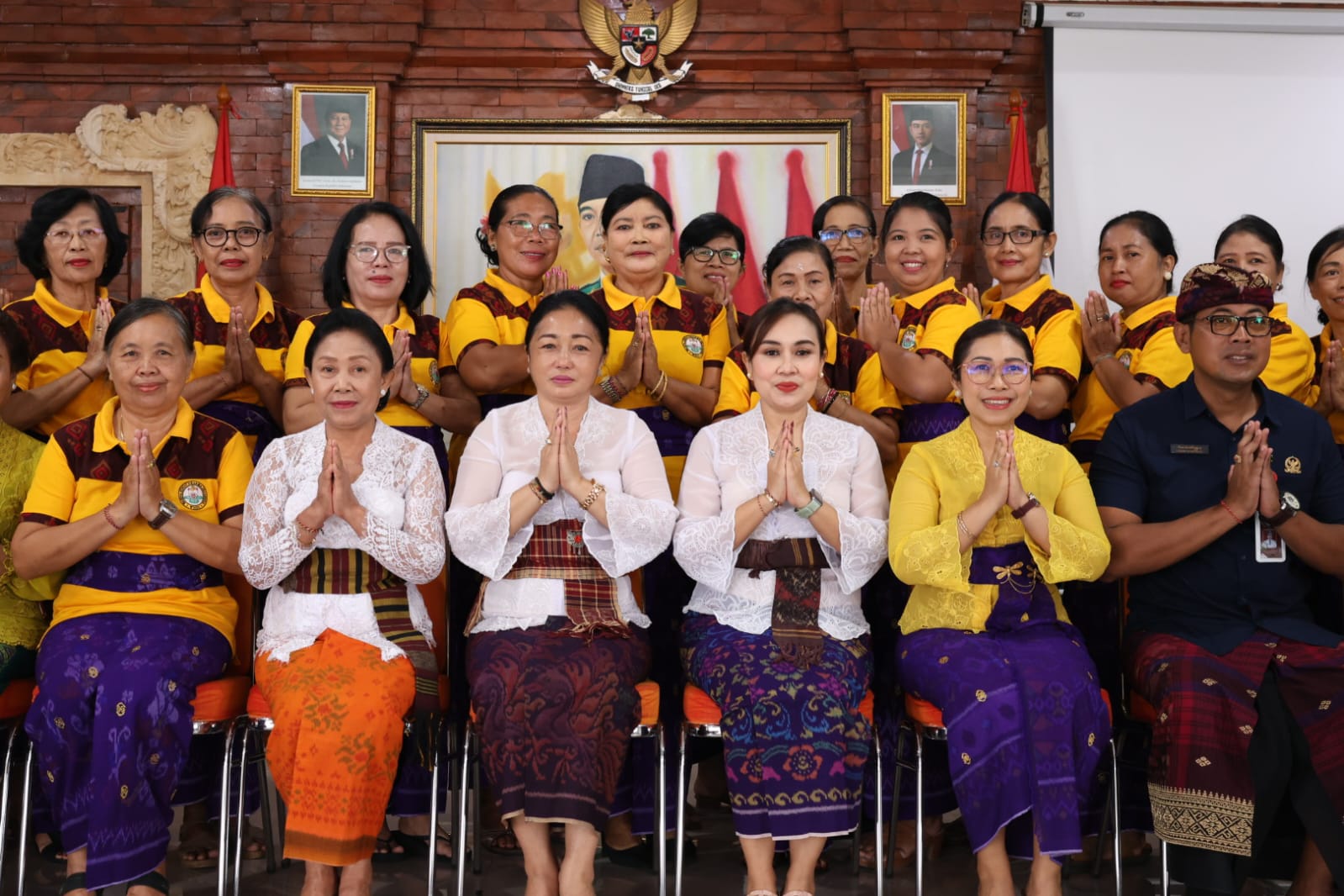 Ny. Antari Jaya Negara Hadiri Pelantikan Pengurus WHDI Desa Tegal Harum Masa Bakti 2024-2029