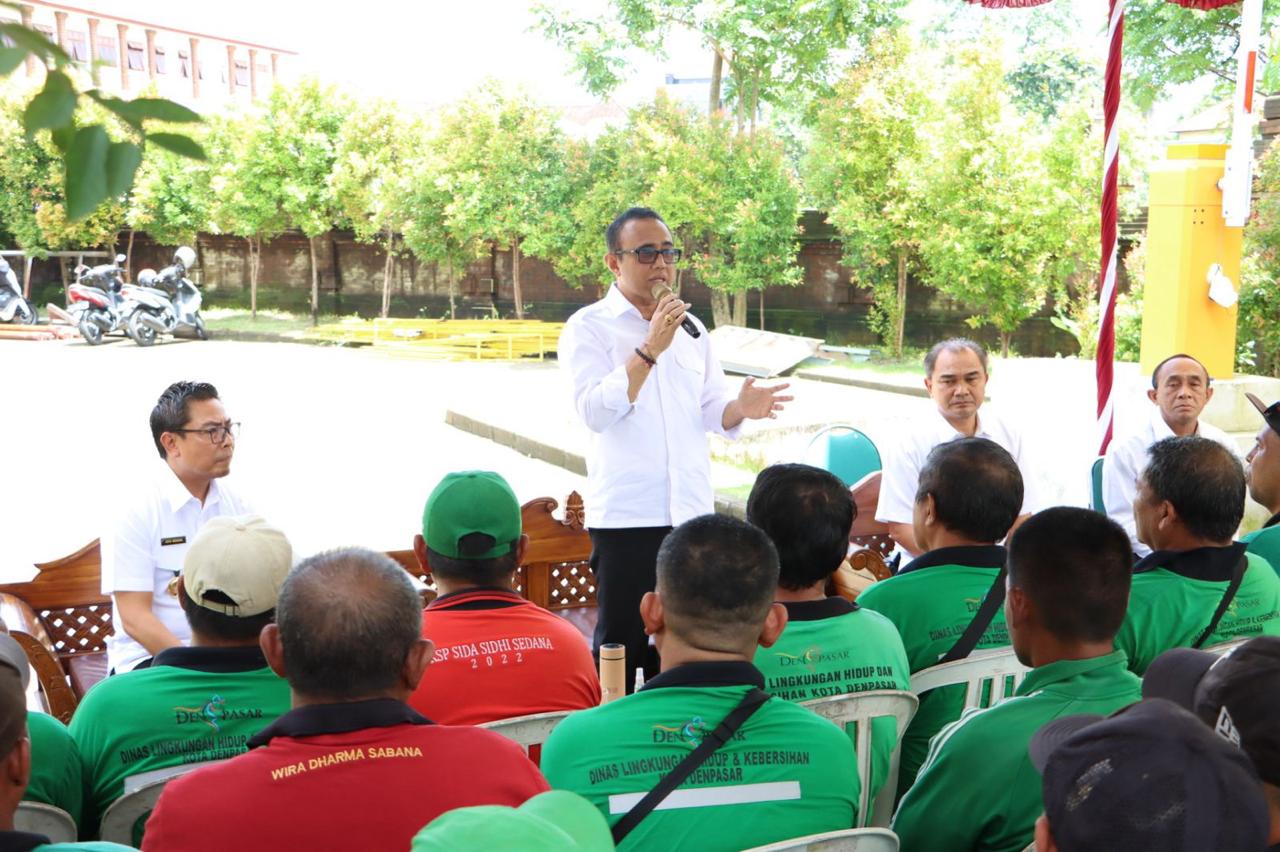 Wali Kota Jaya Negara Naikkan Gaji Para Supir Truk Sampah