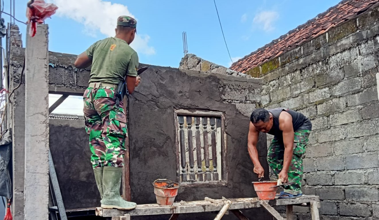 Para Babinsa Berjibaku Bantu Warga Rehab Dapur dan Kamar Mandi Warga di Wilayah