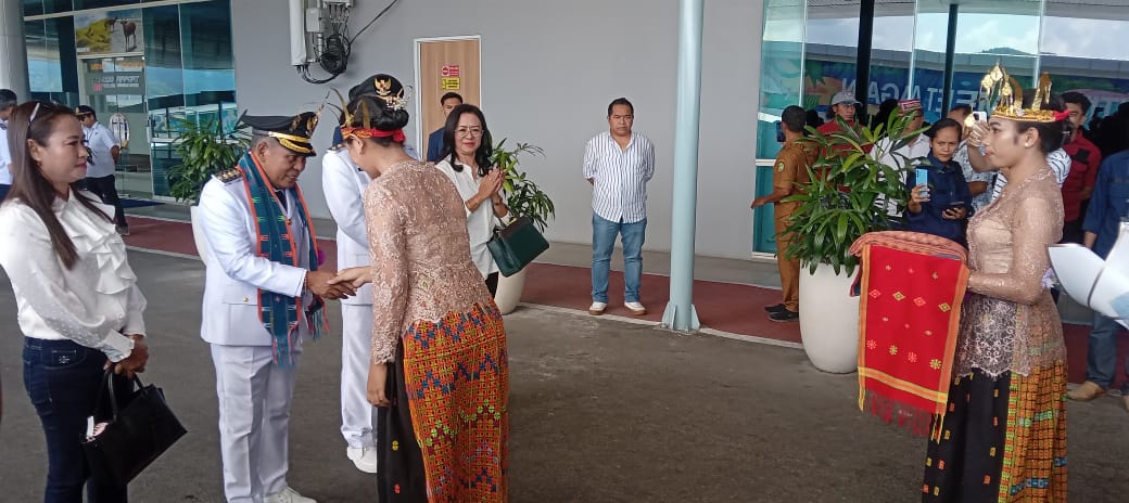 Usai Jalani Retreat di Magelang, Bupati dan Wakil Bupati Mabar Diarak Keliling Kota Labuan Bajo