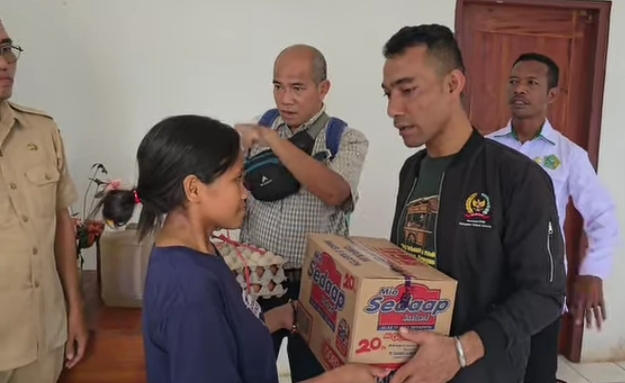 Luar Biasa, Anggota DPRD Matim, Elfis Jehama, Peduli terhadap Sesama