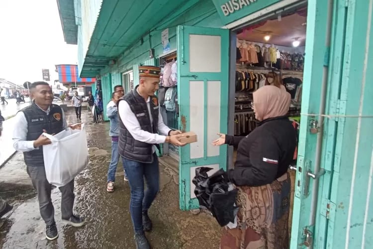 Polres Manggarai Berbagi Kasih Kepada Masyarakat
