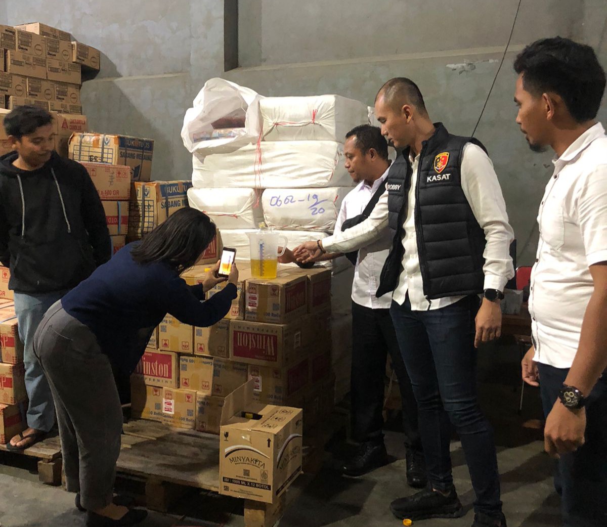Kasat Reskrim Polres Manggarai Pimpin Pengecekan Isi Bersih Minyak Goreng di Beberapa Toko dan Gudang